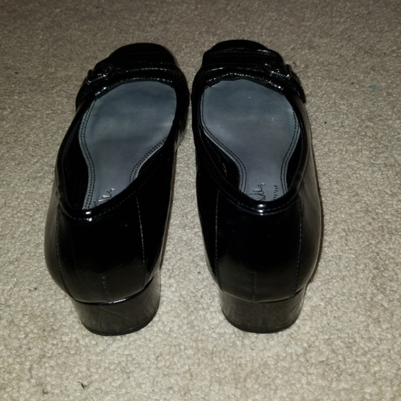 $5 ITEM. Black shoes. MUST BUNDLE WITH TWO OTHER ITEMS - Picture 3 of 7